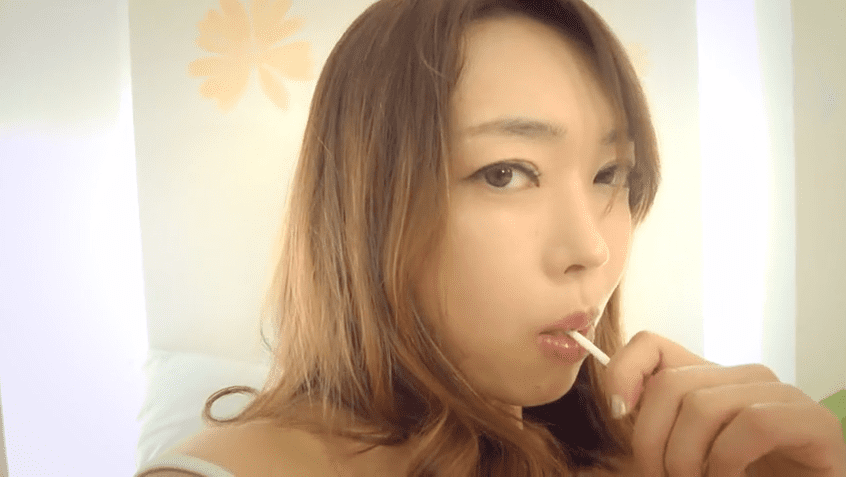 picture of Jin Joo (진주) sucking on a lollipop