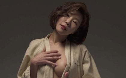 picture of Ah Ri (아리) posing in night gown
