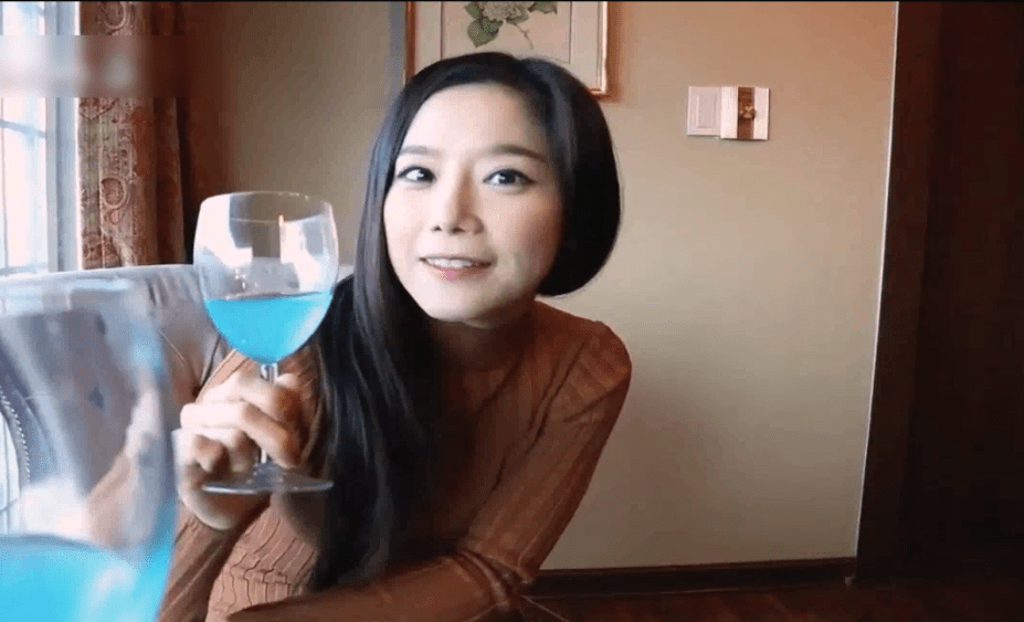 picture of Lee Chae Dam with a glass of wine